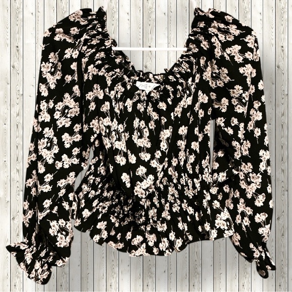 She + Sky Tops - 🌼She + Sky Black Smocked Floral Crop Top